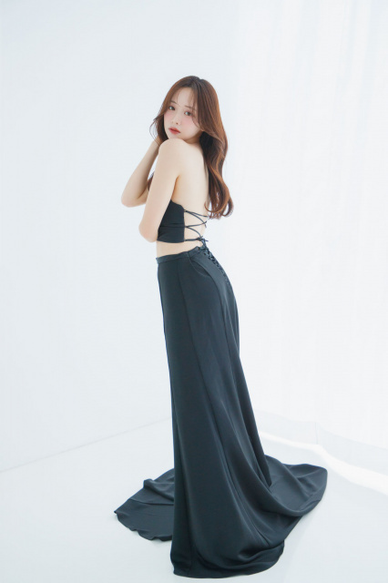 森香澄、ほっそりとした二の腕＆美背中あらわな黒ドレス姿　美しい“どすっぴん”ショットも披露
