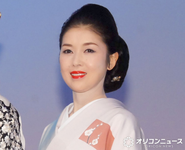 藤あや子、胸元“ざっくり”タイトドレス姿にファン騒然「目のやり場に困る」「色気プンプン」
