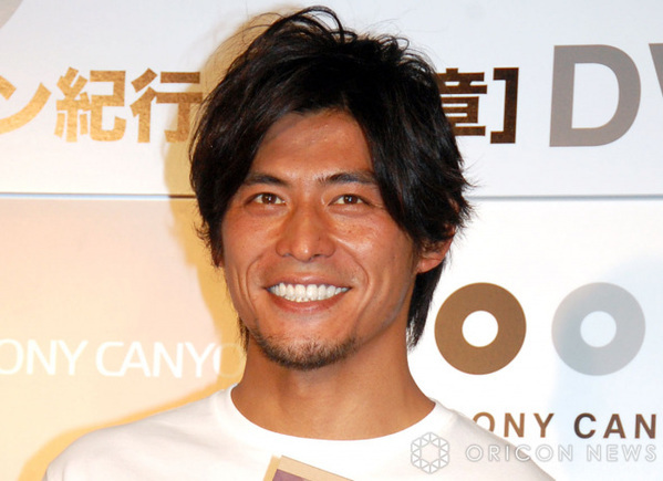 坂口憲二、湘南の海に立つワイルドな最新ショット公開　存在感ある姿でファンを魅了「かっけえ～～！」「男が惚れる男」