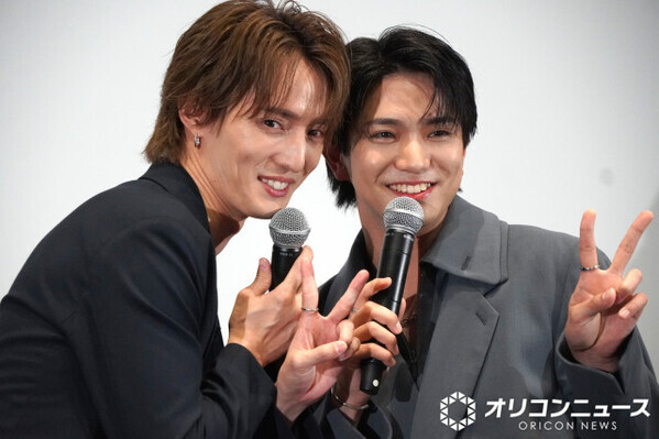 正門良規＆川島如恵留、超至近距離の撮影もノリノリ　“私服”も偶然の一致「僕とまったく同じスウェットを」