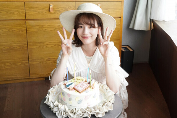 のん、ドラマ撮影の合間に思わぬサプライズ　“33”ポーズで笑み浮かべるオフショ公開