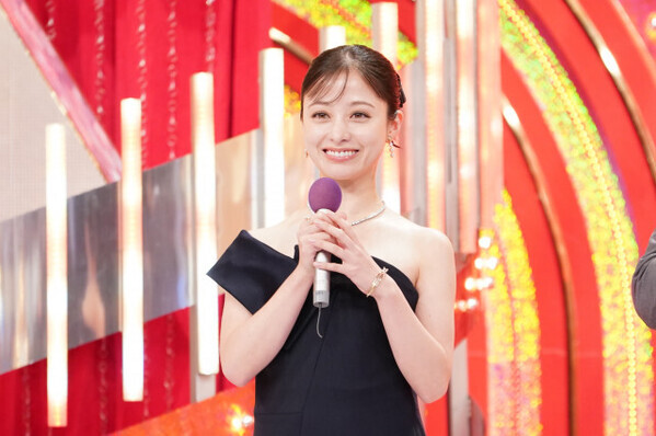 【ダブルインパクト】橋本環奈、黒の肩出しドレス姿を公開　反響続々