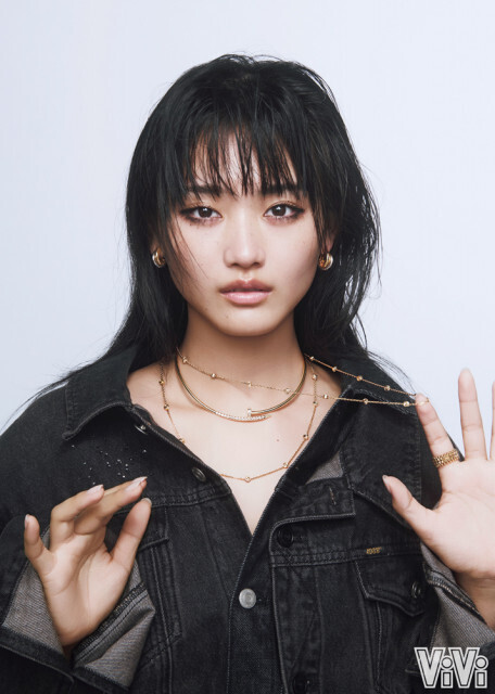 櫻坂46・山﨑天、ジュエリーをクールかつモードに着こなし　南琴奈＆YENAも