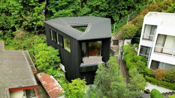 いびつな旗竿地に建てた新居、建築家の夫が導き出した空間確保の“答え”【住人十色】