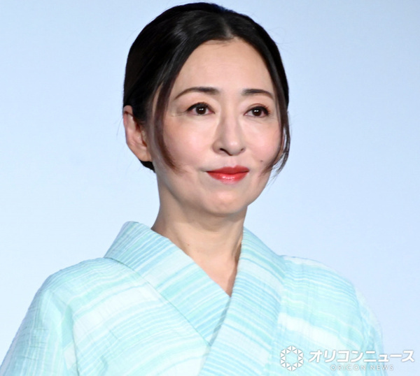 松雪泰子、艶やかな浴衣姿で登場　後輩俳優の様子を「柳葉さんとニコニコして見ています」
