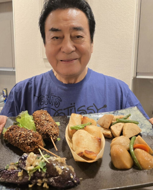 高橋英樹、“デパ地下”のような大皿晩ごはんに驚く声「大食漢ですね～！」「大皿に沢山のお料理」