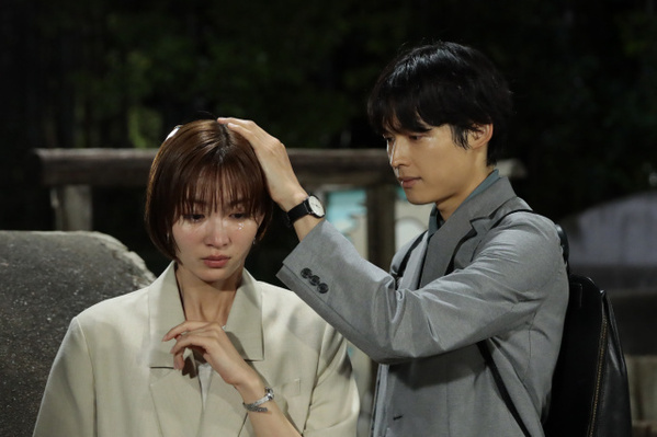 『告白－25年目の秘密－』爽太（松村北斗）、さらに狂気の道へ　麻里子（岡崎紗絵）の誕生日会に潜入