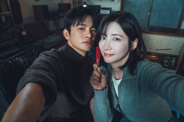 ソ・イングク＆パク・ジヒョン、息ぴったりの“密着”オフショット　韓国ドラマ『残念ながら明日も出勤です！』、3週連続でPrime Video非英語圏1位【あす最終回】