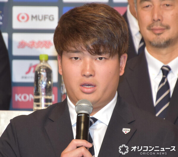 【MLB】村上宗隆、父母との“顔出し”家族ショットに反響「お母さん、背が高い！」「若くて素敵」　始球式に両親が登場