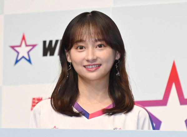 25歳・影山優佳、大人な“袋とじ”に反響　ランジェリー＆ニーハイ姿にファン興奮「初めてこんなお姿を…」「W杯とは別人」「ビックリ」