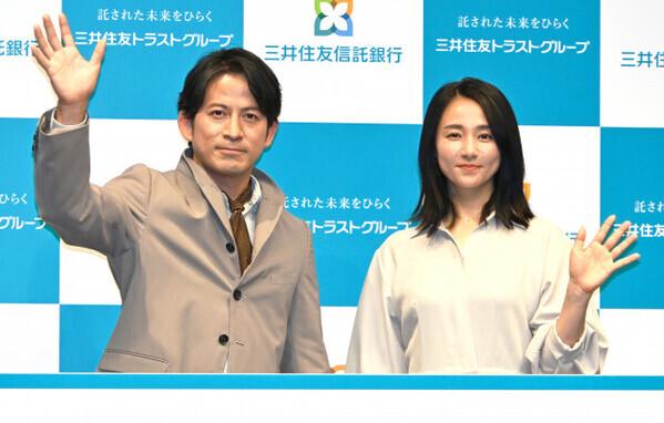 岡田准一、えり立て衣装を木村文乃にイジられ苦笑い　CM撮影では「相当な気合いでバンバン立たせた」
