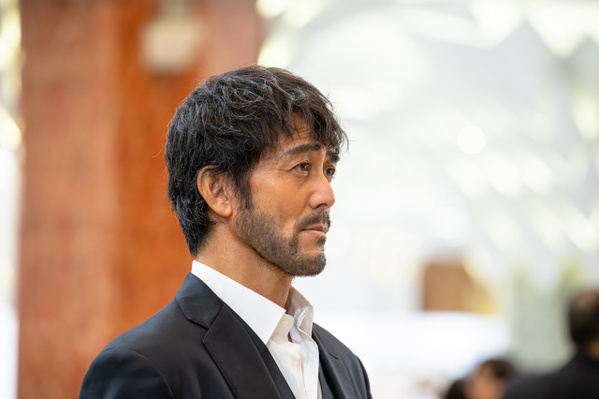 『VIVANT』逃亡中の新庄、野崎に「変装説」が浮上　考察根拠は“体格”“イヤホン消失”　ポスターの“ある違い”には「裏切り説」も