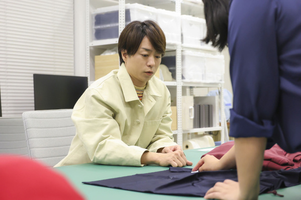 櫻井翔、スウェットを監修　こだわりの“赤”は「ファンの方とも近い距離にある色」