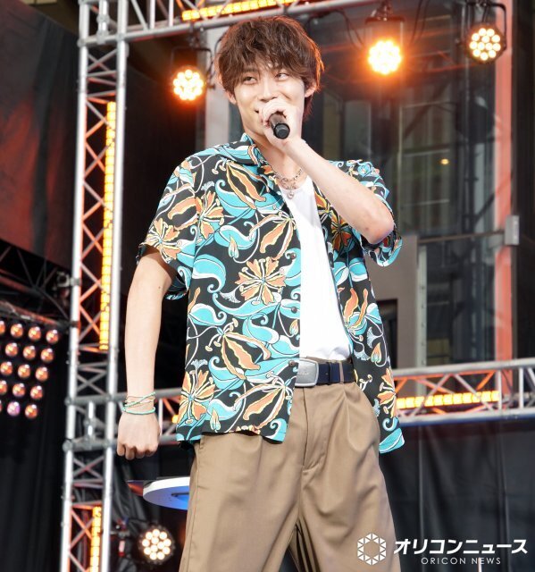 髙松アロハ、『ヒロアカ』オールマイト風の「待ち合わせ」　綱啓永はアロハの大移動で立ち去る