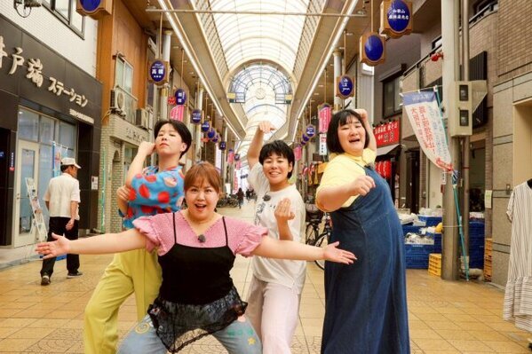 天才ピアニスト＆ヨネダ2000、貴重なロケショット　大阪・京橋で“ええキャラ”探し