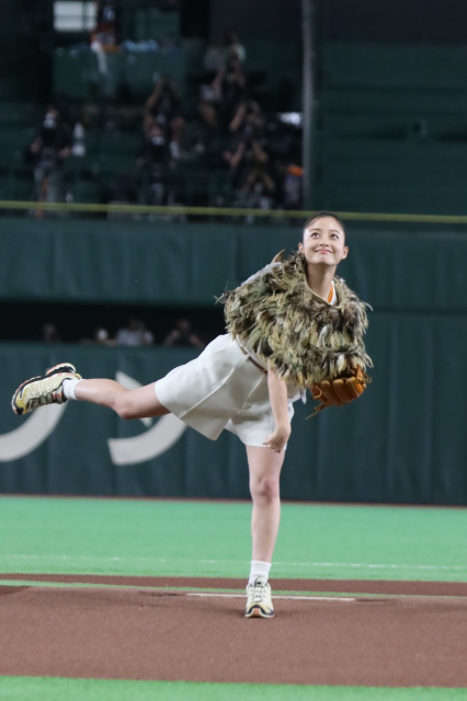 橋本環奈、“河了貂”衣装で始球式　無念のワンバンも「成果としては100点」