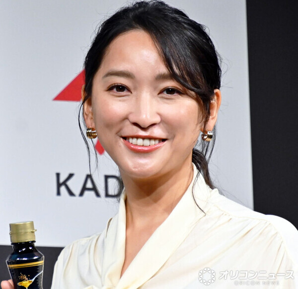 かどや製油、洋食に使えるオリーブオイルのような“ごま油”を発表　杏が発表イベントに登場「料理や味わいの幅が広がっていく」