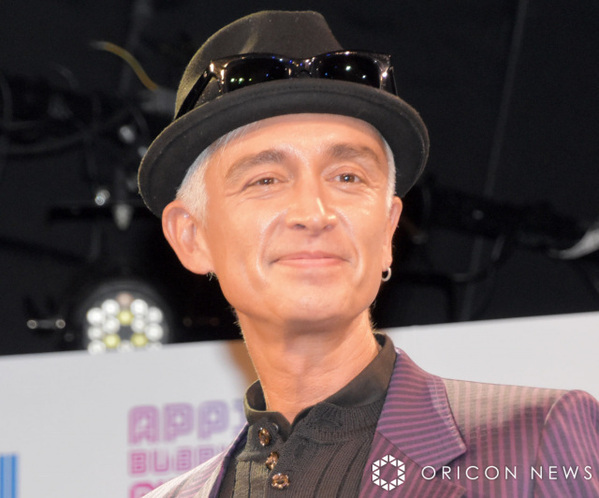 マーク・パンサー、亡き父の写真を公開「お盆の朝、父ちゃんの夢を見たんよ」