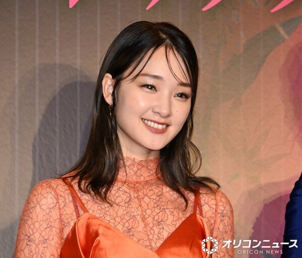 剛力彩芽、ド派手な私服姿で地下鉄に乗車　高島礼子が苦笑い「ピンクの髪の毛で！」