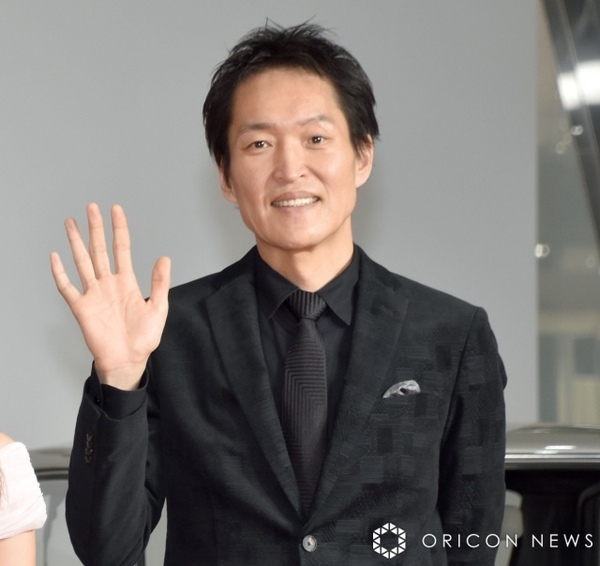 千原ジュニア、左足骨折「足の甲パンパンに腫れてて…」　レントゲン写真添えて報告