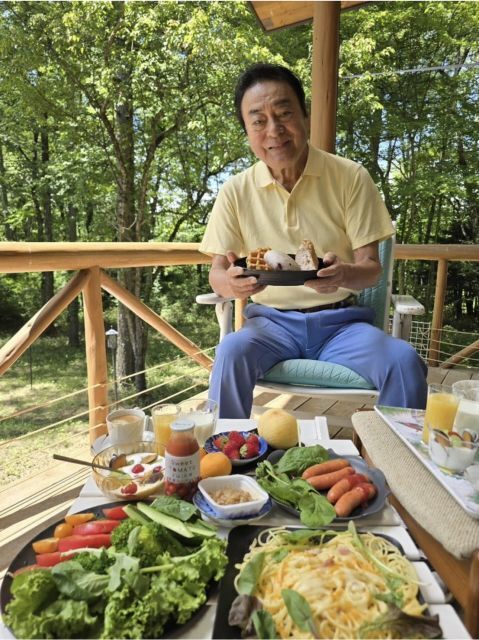 82歳・高橋英樹、別荘のベランダで“爽快”朝ごはん　自然を感じながら品数豊かなメニューを満喫「空気も良いのでついついペロリ！」