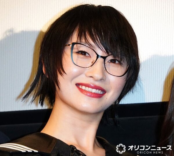 新しい学校のリーダーズ・SUZUKA、セーラー服脱いだ“別人級”ショットに絶賛の声「メガネ無しカッコえ〜」「もはや異次元」