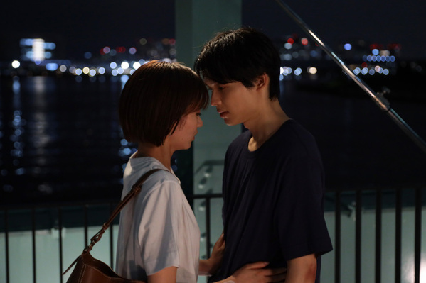 『告白－25年目の秘密－』麻里子（岡崎紗絵）、爽太（松村北斗）を尾行　その背後に復讐が迫る