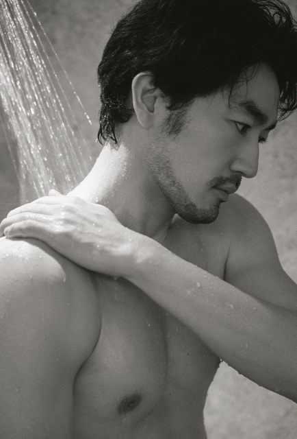 大谷亮平、1st写真集発売決定　鍛え抜かれた肉体も披露　『逃げ恥』『まんぷく』など話題作に出演