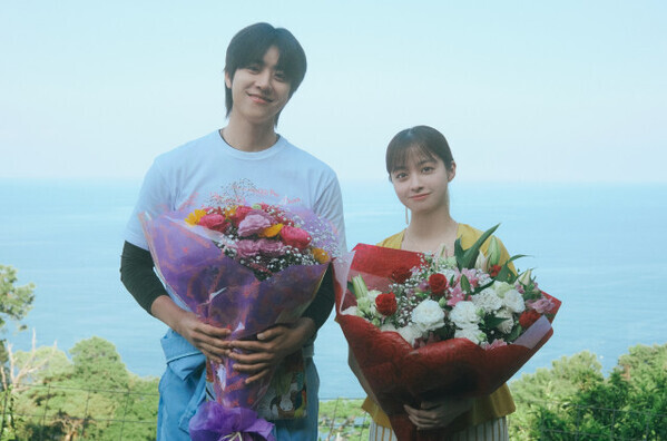 橋本環奈＆チェ・ジョンヒョプら『バカンスの法則』クランクアップ写真＆映像公開　東村アキコ監督は思わず涙