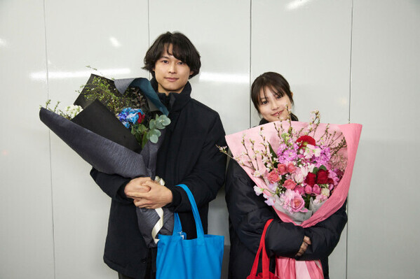 松村北斗＆今田美桜が花束を手に晴れやかな表情 『白鳥とコウモリ』主要キャストのクランクアップ写真が公開