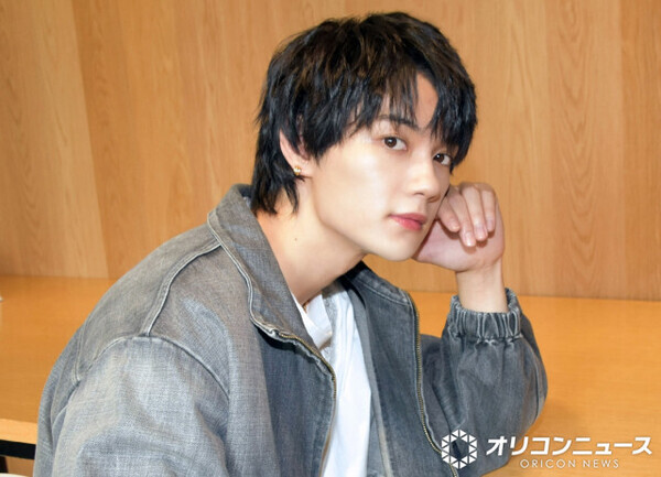 佐野勇斗、両親との3ショットを公開「パパママだー！」「ほんと仲良しで素敵」　親子水入らずで食事を楽しむ