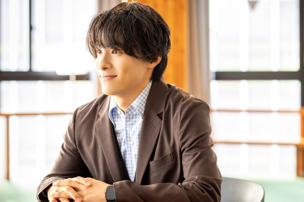 JO1・川西拓実、『ポリティカルパン』高橋一生演じる金庫番議員・夏目の秘書として暗躍【コメントあり】