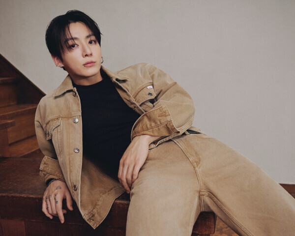 BTS・Jung Kook、デニムは着こなす新ビジュアル公開「フィット感やムードには、自分自身と強く共鳴する何かがあります」