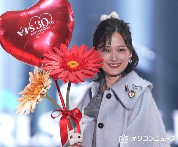 【TGC】山下美月、淡色×ブラックの甘辛コーデ　多幸感あふれる笑顔