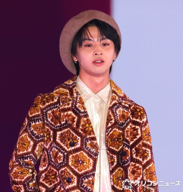 【ガルアワ】藤本洸大、ハット姿で“レトロかわいい”魅力　柄ジャケットを爽やかに着こなす