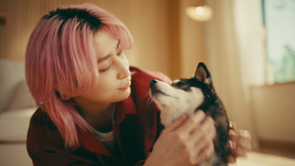 Snow Man佐久間大介、猫と犬と“相思相愛”　たっぷりの愛情を注ぎながら食事を楽しむ