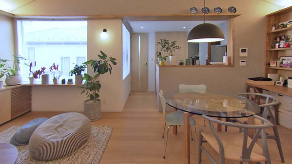 『渡辺篤史の建もの探訪』個性派の二世帯住宅を訪問　“光庭”中心の住まい