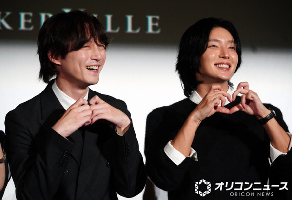 坂口健太郎、イ・ジュンギに“ハート”レクチャーされ笑顔　大スクリーン上映に本音も「うらやましい」