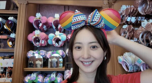 佐々木希、家族で出かけた海外旅行のVlog公開　ディズニーランドでは子どもたちと一緒に「大はしゃぎ」　2児の母、夫はアンジャッシュ渡部建