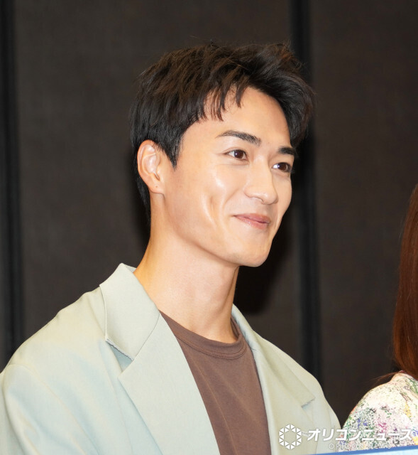 BALLISTIK BOYZ砂田将宏、腹筋バキバキ計画遂行中　撮影の合間に腹筋ローラー