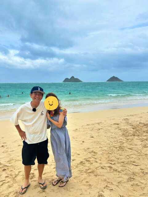 ココリコ遠藤、妻の肩を抱くハワイ夫婦ショット　息子たちの“父子ショット”も公開