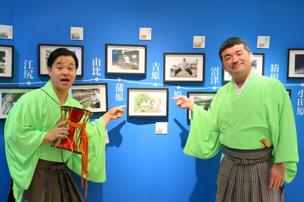 大丸梅田店が「中肉中背のおっさんの写真で勝負」 すゑひろがりずの貴重な私服姿が楽しめる【写真展概要】