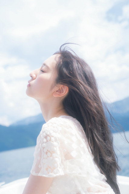 日向坂46金村美玖、儚げな横顔が美しい　2nd写真集『機微』
