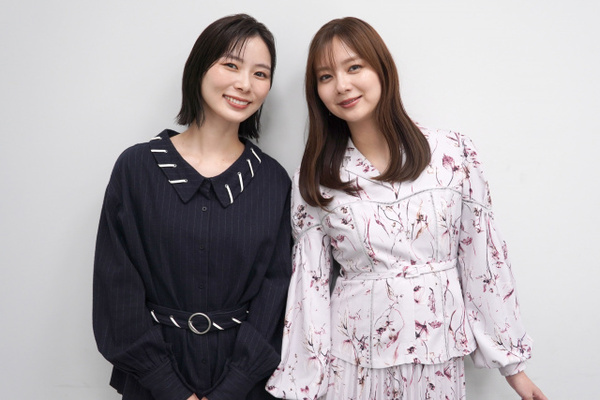 顔面にコーヒーをぶっかけた後？　新川優愛、謝罪　朝日奈央はWピースの写真に反響「これは一発OKだったのか？」　『妻を引退します』オフショット公開