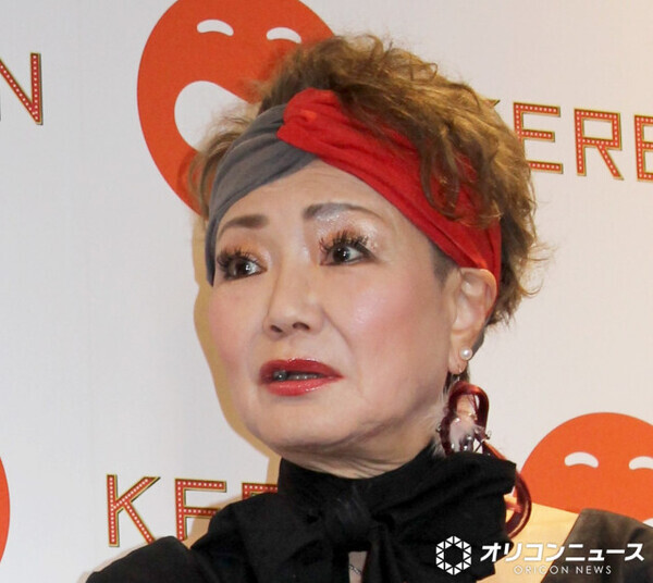 吉本新喜劇の79歳・末成映薫、真っ赤なショーパンで大胆に美太もも披露「こんな風にカッコよく年齢を重ねたい」「スタイルめっちゃいい」