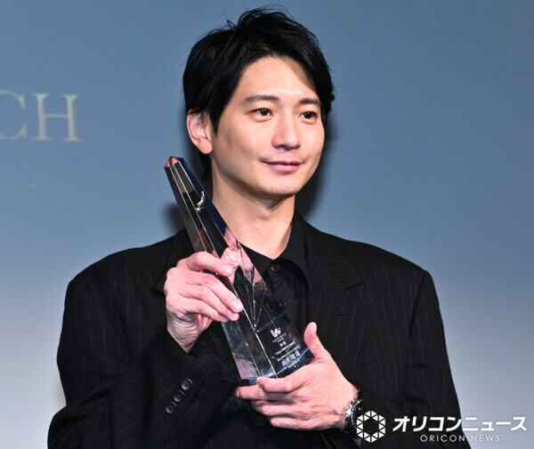 向井理、初開催の『Tokyo Watch Award』受賞　セイコー アストロンを身に付け登場