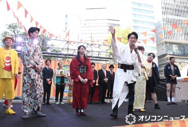 大阪なんば駅前で「あんま見られない光景！」“高島屋の屋根の上に人がいる”　NON STYLE石田明が驚き