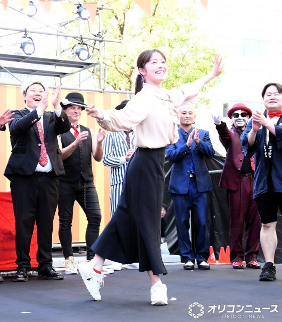 バトントワリング世界2位の民放アナ、なんば駅前で野外パフォーマンス　カンテレ柏原怜奈アナが芸人たちに混じり