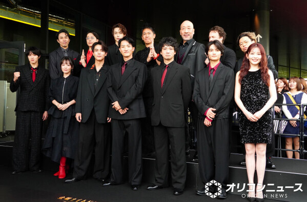 Snow Man岩本照、レッドカーペット登場に照れ「みんなペアでいいな」　『真田十勇士』豪華キャスト14人集結
