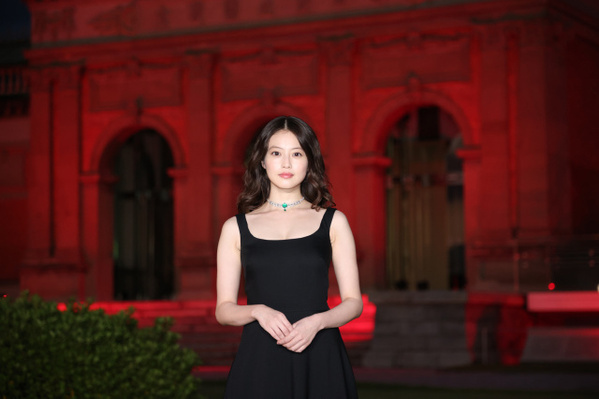 今田美桜、美デコルテあらわなブラックドレスで京都降臨「優雅な気分」
